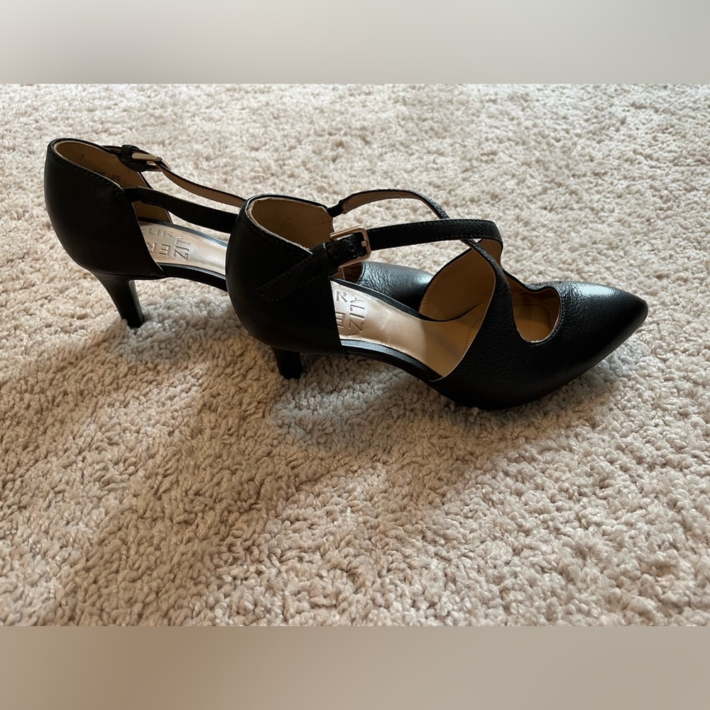 Naturalizer criss-cross black leather pumps. Size 4.5.